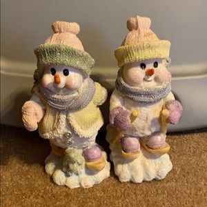 Skiing snowman statue set